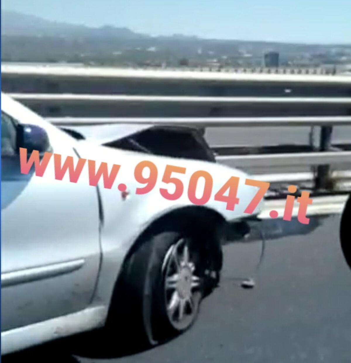 AUTO CONTRO GUARD RAIL SULLA SS121, FERITO - 