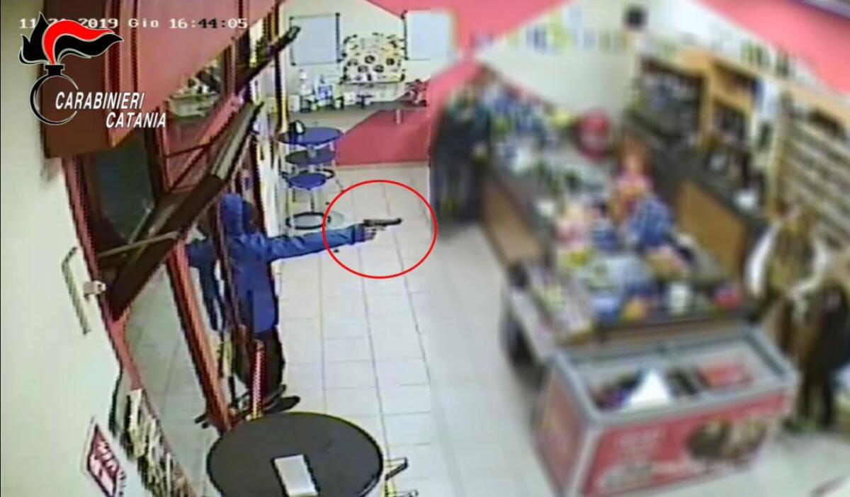 RAPINA IN UNA STAZIONE DI SERVIZIO A VIZZINI MALVIVENTE TRADITO DAI TATUAGGI - 