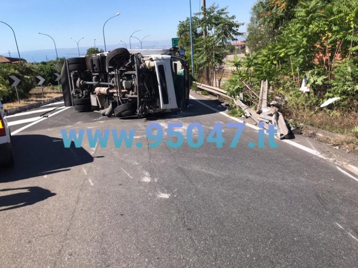 AUTOARTICOLATO SI RIBALTA A SAN GREGORIO - 