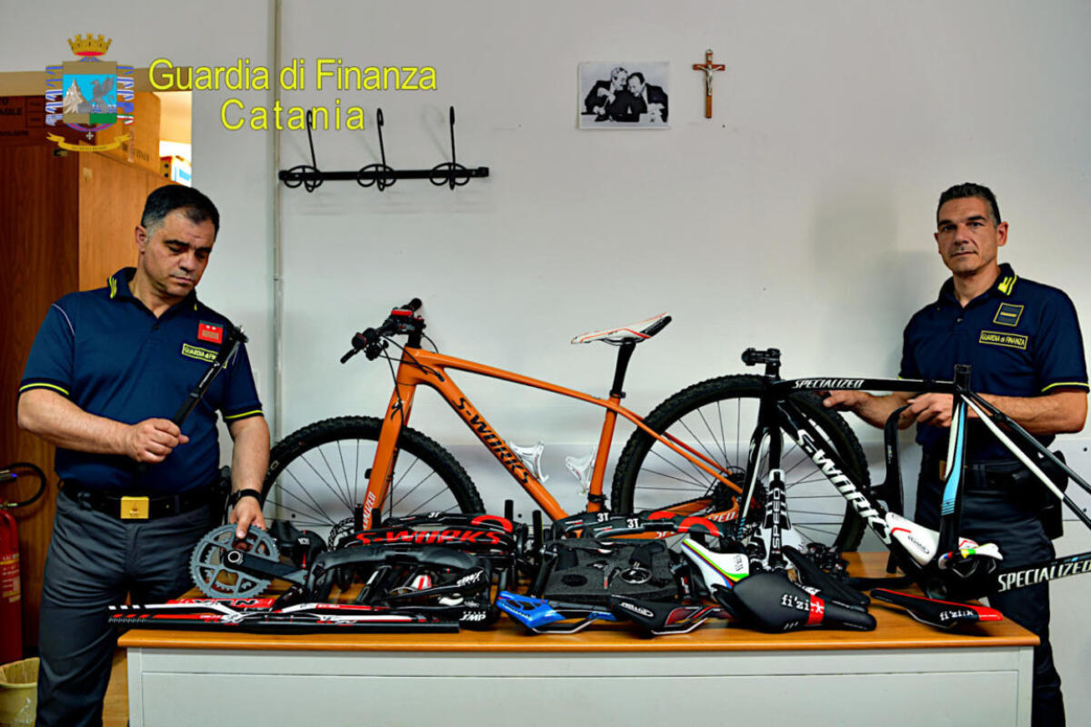 GUARDIA DI FINANZA, CATANIA: SEQUESTRATI A FIUMEFREDDO DI SICILIA TELAI E COMPONENTI CONTRAFFATTI DI BICI DA CORSA. DENUNCIATO UN IMPRENDITORE - 