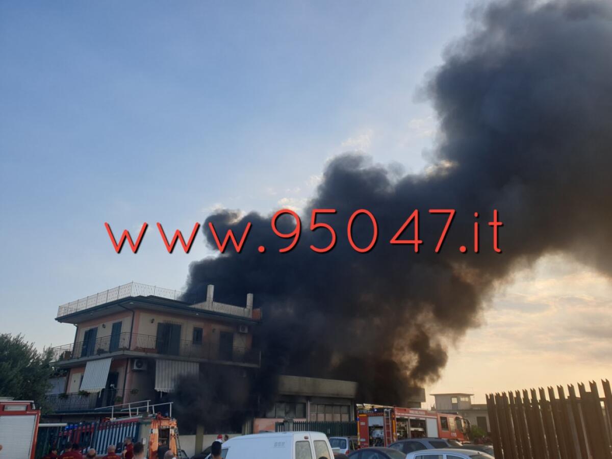 PATERNO': INCENDIO IN UN MAGAZZINO - 