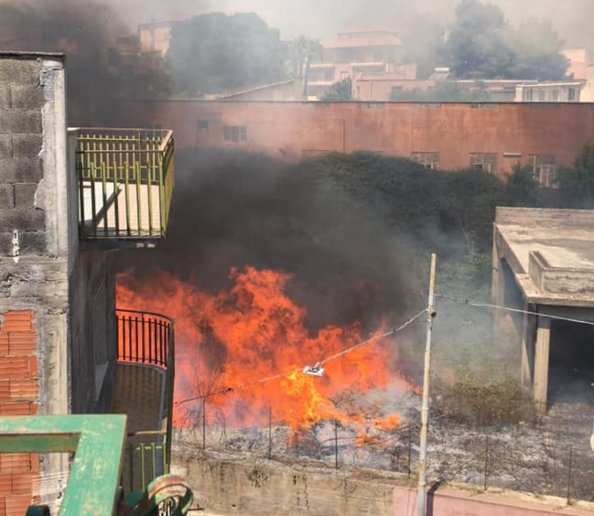 MOTTA SANT'ANASTASIA, INCENDIO MINACCIA ABITAZIONI - FOTO E VIDEO - 