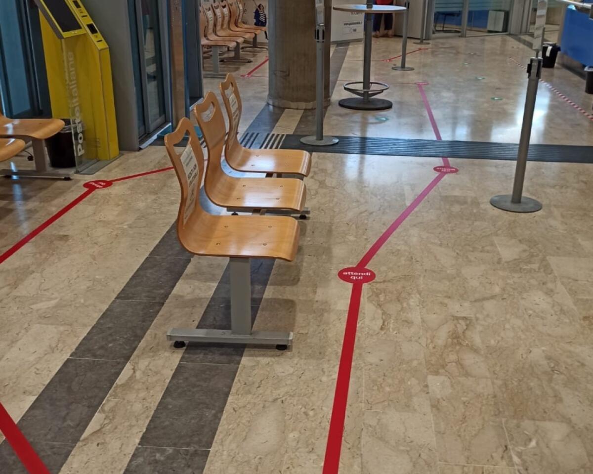 POSTE ITALIANE, ADDIO FILA ALL’APERTO: SI PUÒ NUOVAMENTE ATTENDERE IL TURNO ALL’INTERNO DEI LOCALI - 
