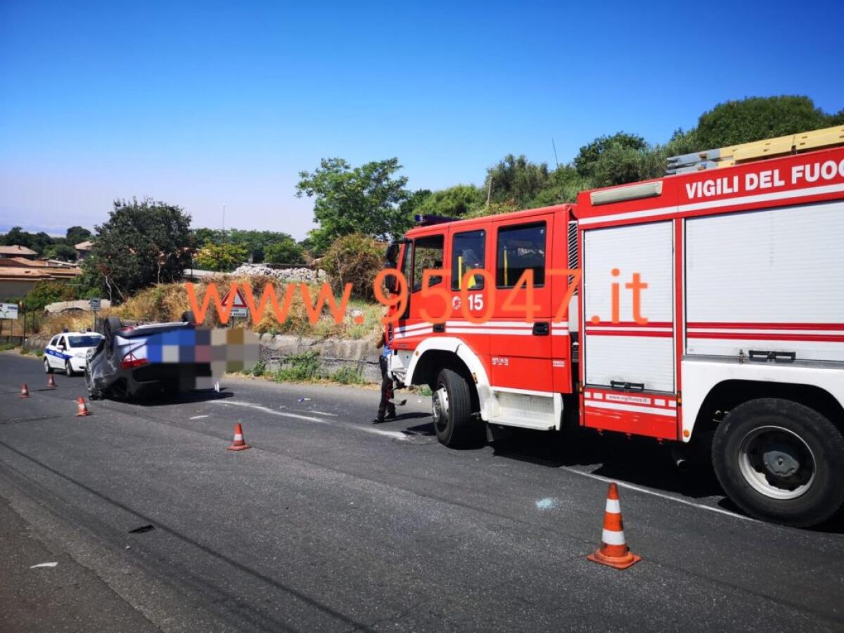 RAGALNA: INCIDENTE, AUTO SI RIBALTA IN VIA CANFARELLA - 