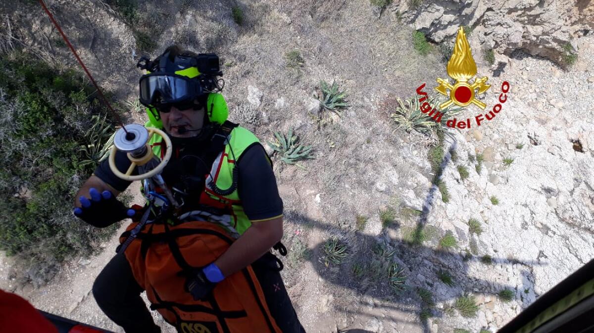 TAORMINA, SCIVOLA SUGLI SCOGLI MENTRE STA PESCANDO: MORTO 20ENNE - 