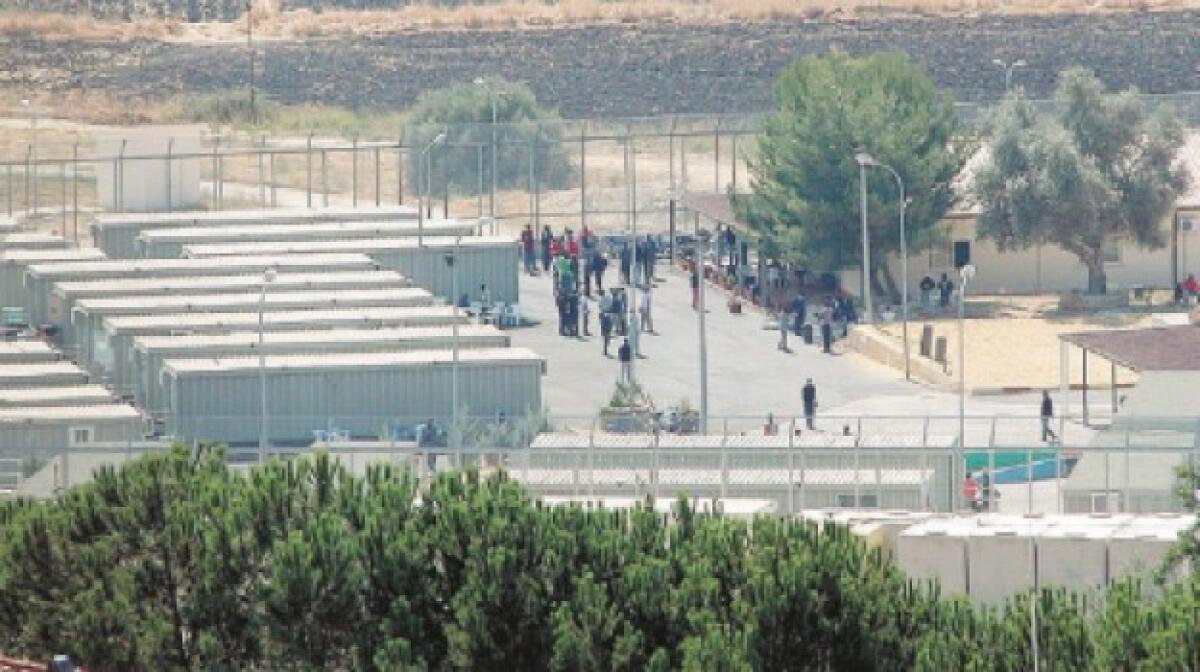 OLTRE 100 MIGRANTI IN FUGA DAL CARA DI CALTANISSETTA - 