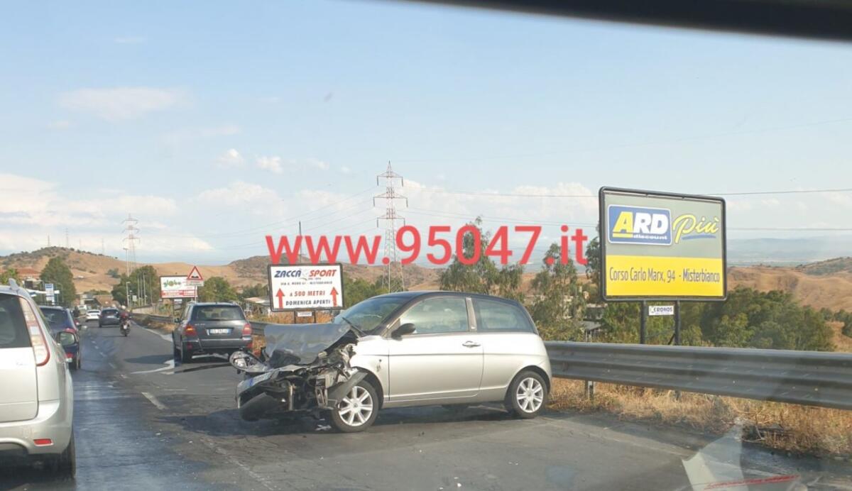 INCIDENTE SULLA STRADA STATALE 121, LUNGHE CODE IN DIREZIONE CATANIA - 