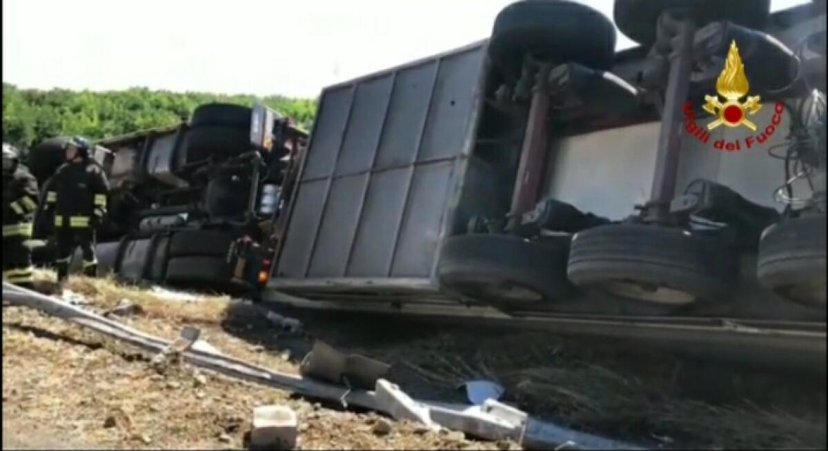 CAMION ESCE DI STRADA E SI RIBALTA NEI PRESSI DELLA BASE DI SIGONELLA, FERITO CONDUCENTE - 