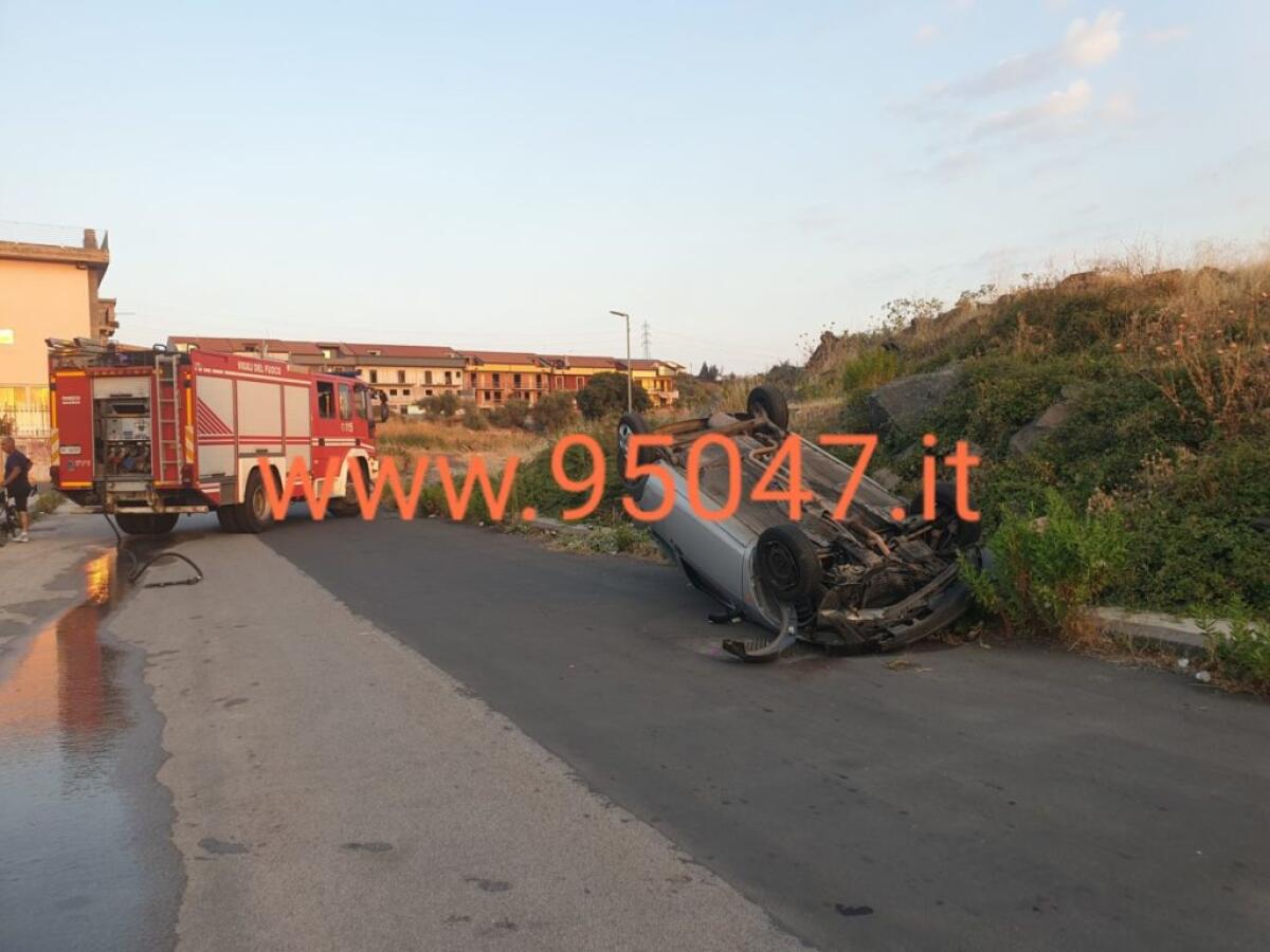 PATERNÒ: AUTO SI RIBALTA IN VIA MESSINA - 