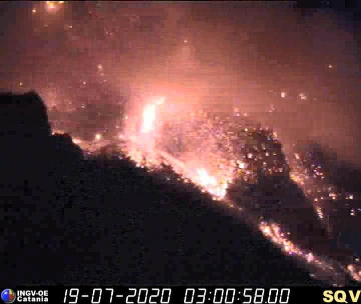 STROMBOLI, DUE FORTI ESPLOSIONI SUL CRATERE NORD SVEGLIANO L'ISOLA - 