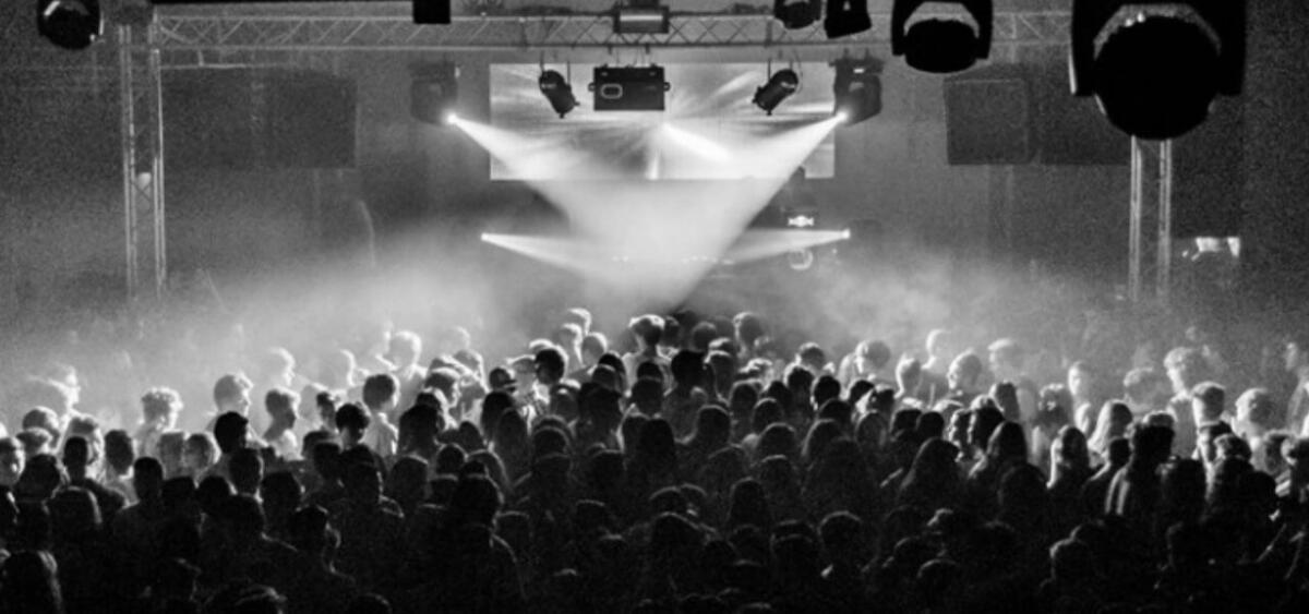 CATANIA: CHIUSI DUE LOCALI IN ZONA PORTO, NON RISPETTATE LE NORME: OLTRE 100 PERSONE AMMASSATE ALL'INGRESSO - 