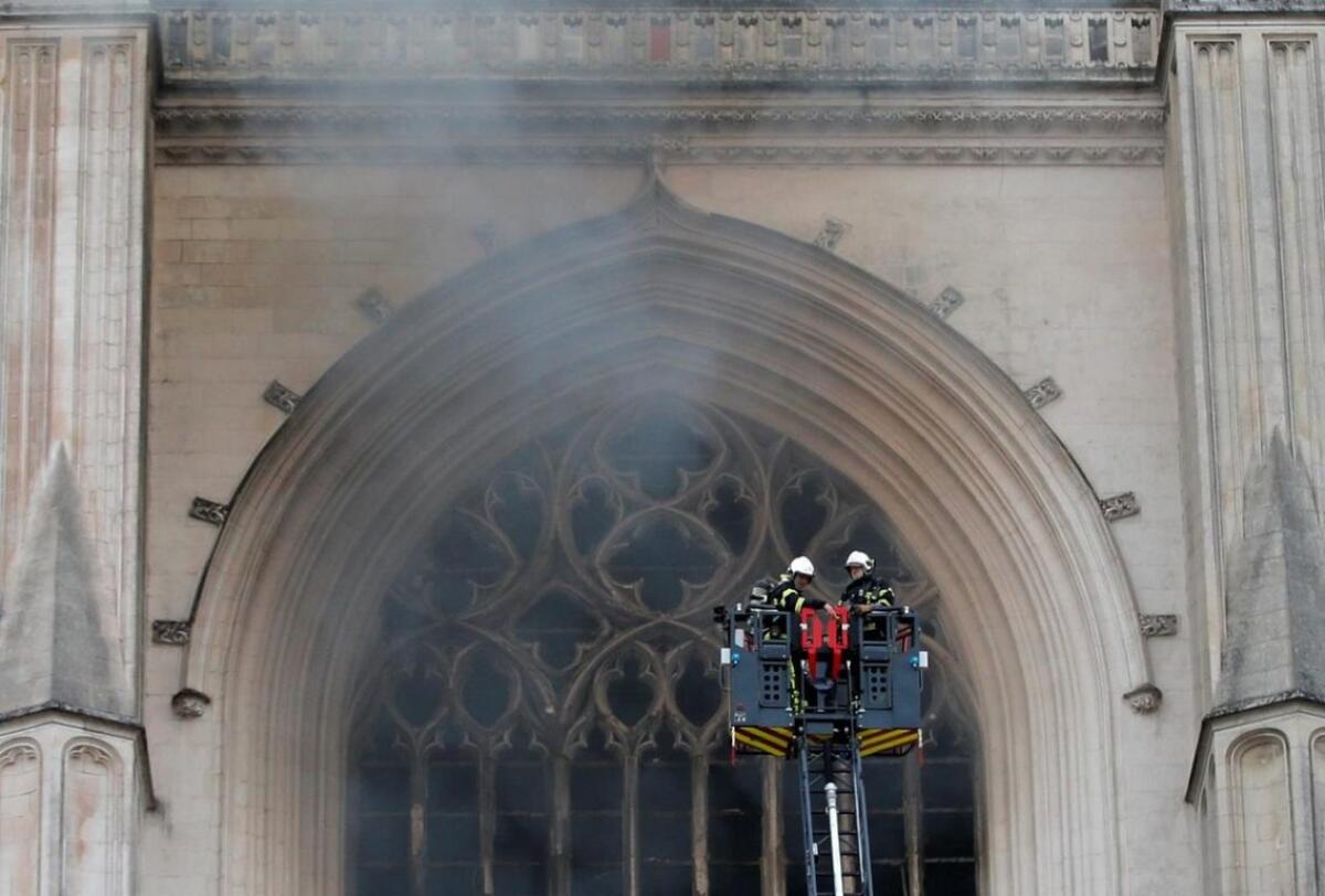 NANTES, BRUCIA CATTEDRALE GOTICA DI SAINT PIERRE: «VIOLENTO INCENDIO» -  FOTO E VIDEO - 