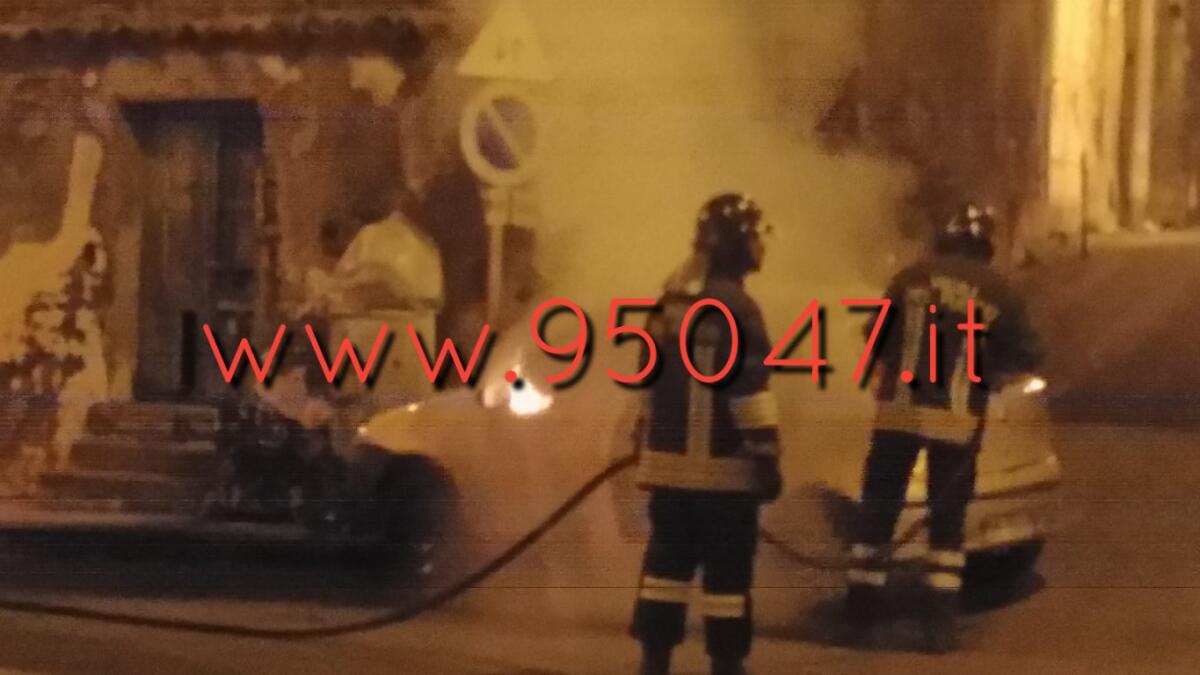 SANTA MARIA DI LICODIA: AUTO A FUOCO NELLA NOTTE - 