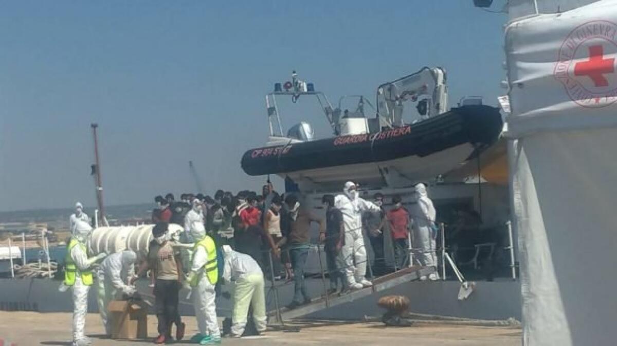 VENTICINQUE MIGRANTI SBARCATI A LAMPEDUSA POSITIVI - 