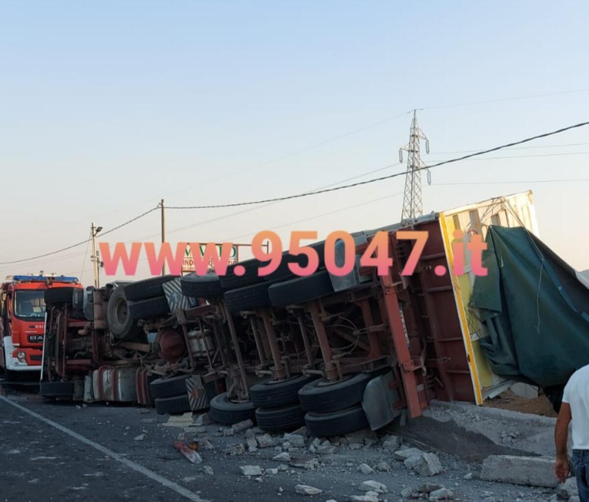 AUTOARTICOLATO SI RIBALTA AD ADRANO - 