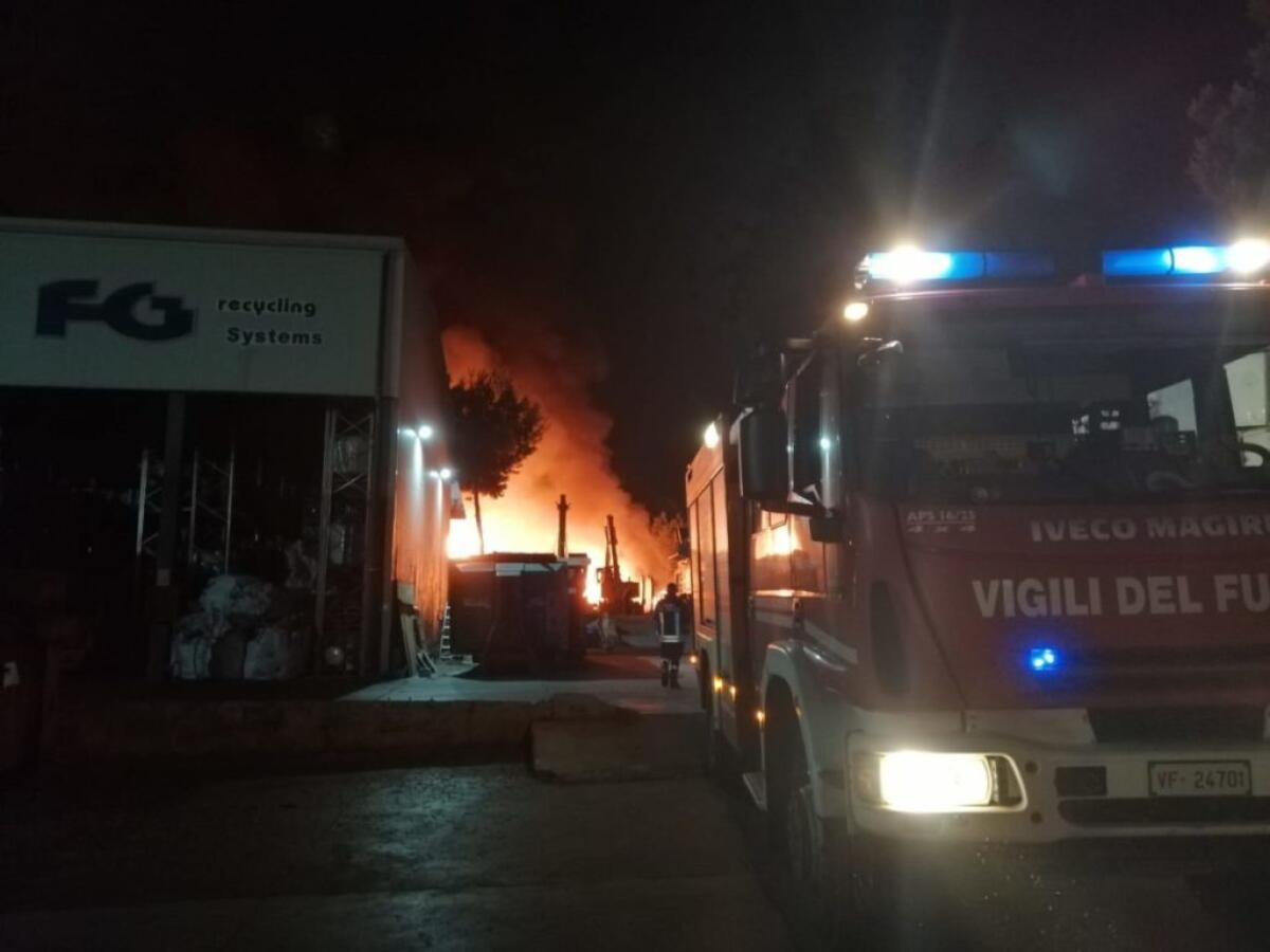 GROSSO INCENDIO IN UNA DITTA DI SMALTIMENTO RIFIUTI INDUSTRIALI NELLA NOTTE - 