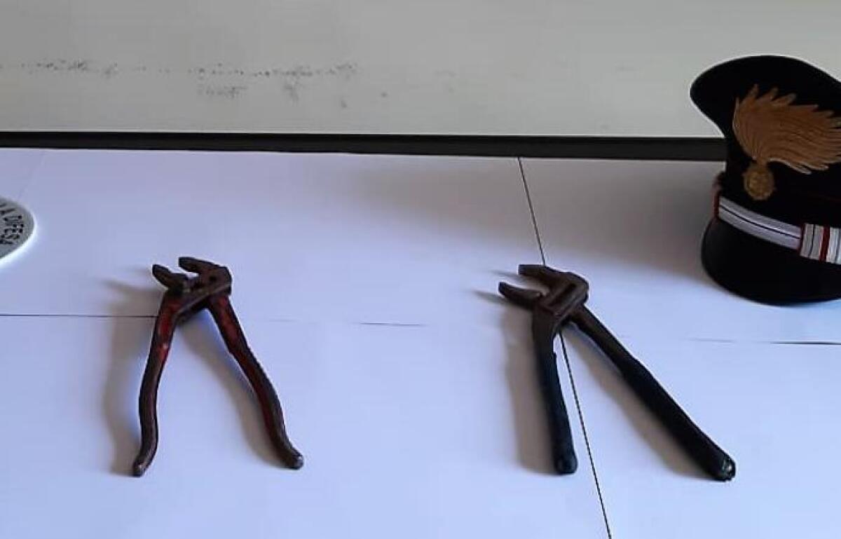 RIPOSTO, PRIMA PICCHIA LA MADRE PER POI LANCIARE DI TUTTO CONTRO I CC ACCORSI IN AIUTO DELLA DONNA: ARRESTATO - 