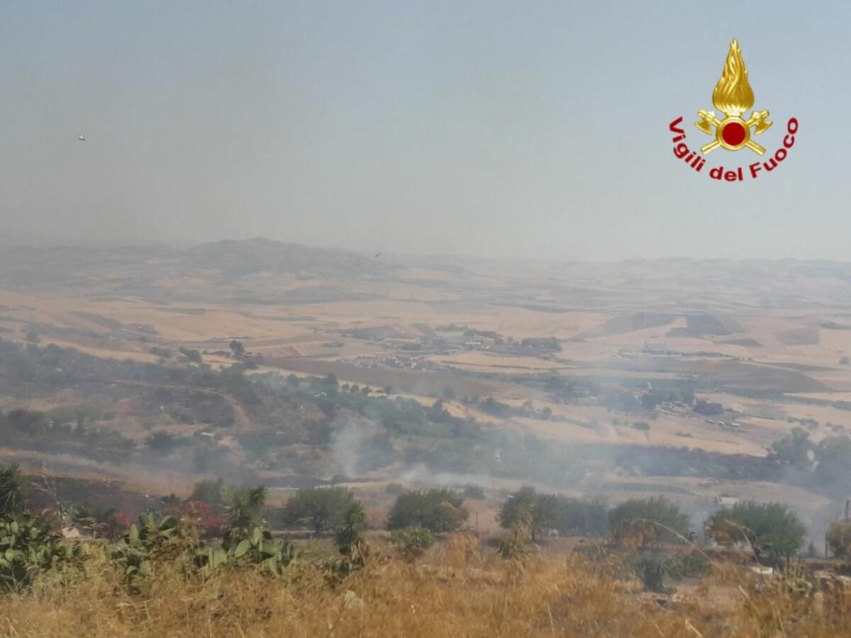 PATERNÒ, VASTO INCENDIO IN CONTRADA PERGOLA: IN AZIONE CANADAIR,  EVACUATE ALCUNE ABITAZIONI - 