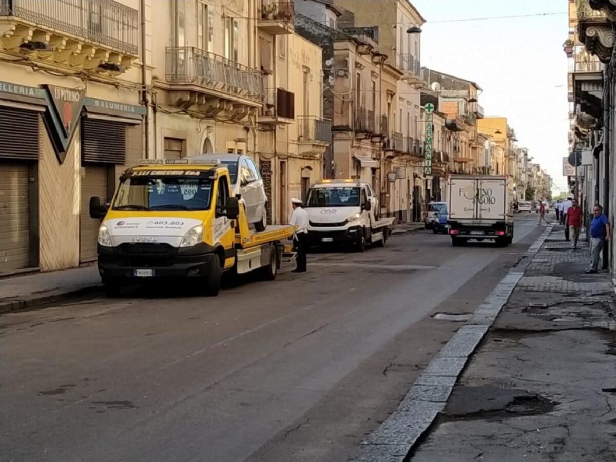 PATERNO’. PULIZIA STRADE, DIVIETI IGNORATI: DICIOTTO MULTE E CINQUE RIMOZIONI - 
