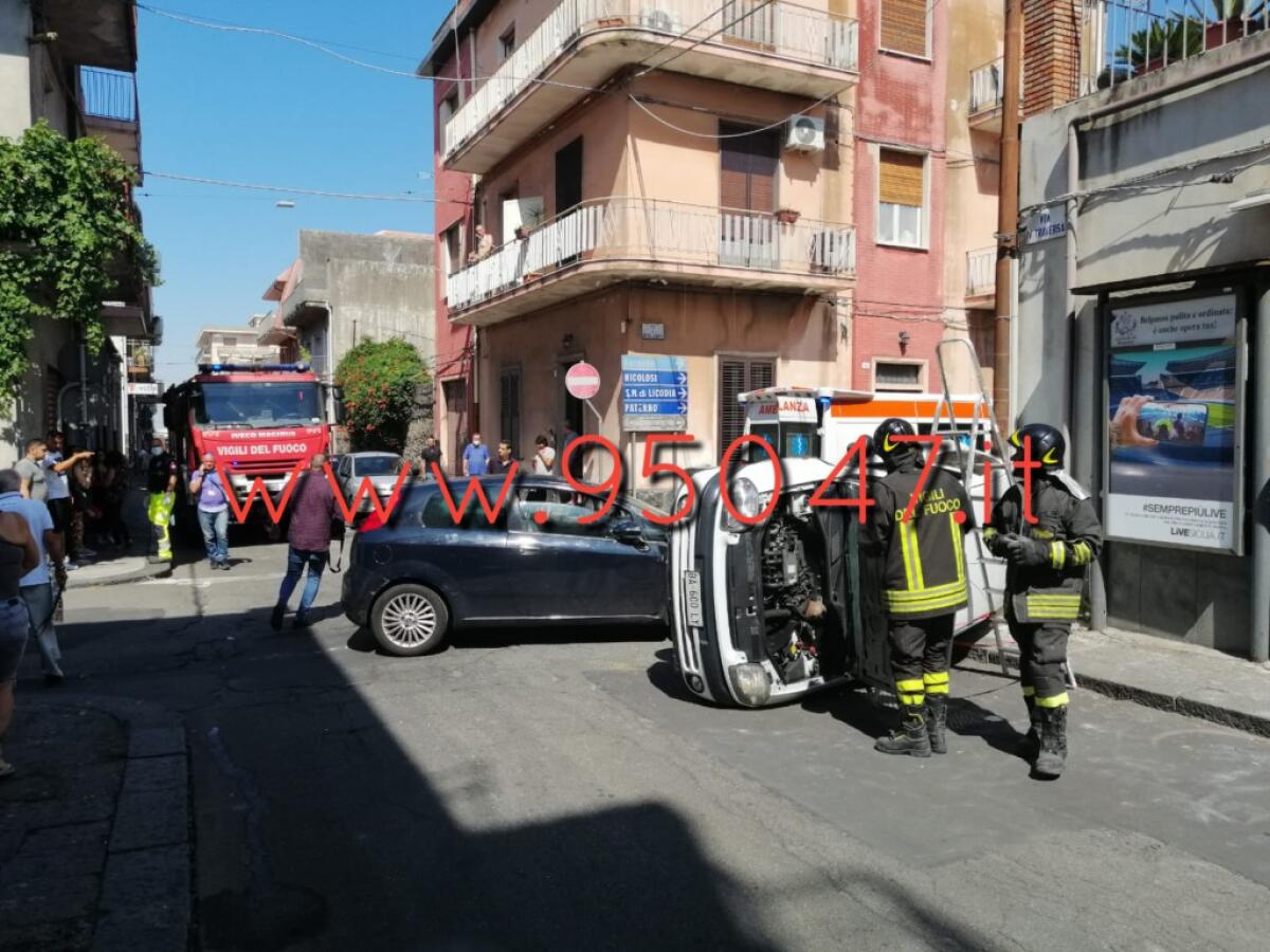 BELPASSO. INCIDENTE , AUTO SI RIBALTA SU UN FIANCO , FERITI - 