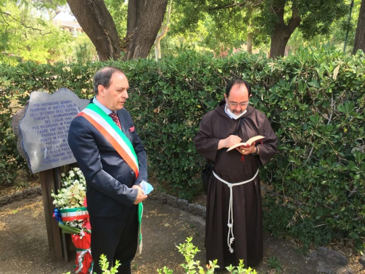 PATERNO' - IL SINDACO HA OMAGGIATO PADRE VINCENZO RAVAZZINI - 