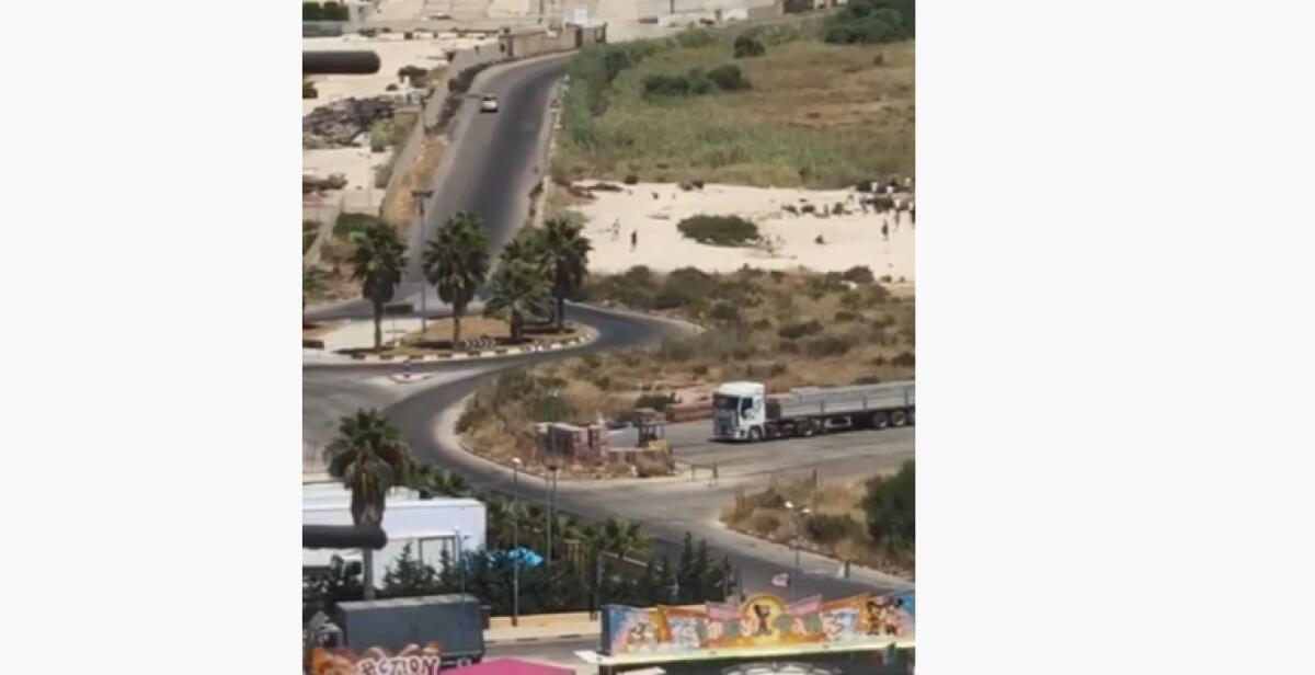 PORTO EMPEDOCLE, MIGRANTI FUGGONO IN MASSA DALLA STRUTTURA DELLA PROTEZIONE CIVILE - 