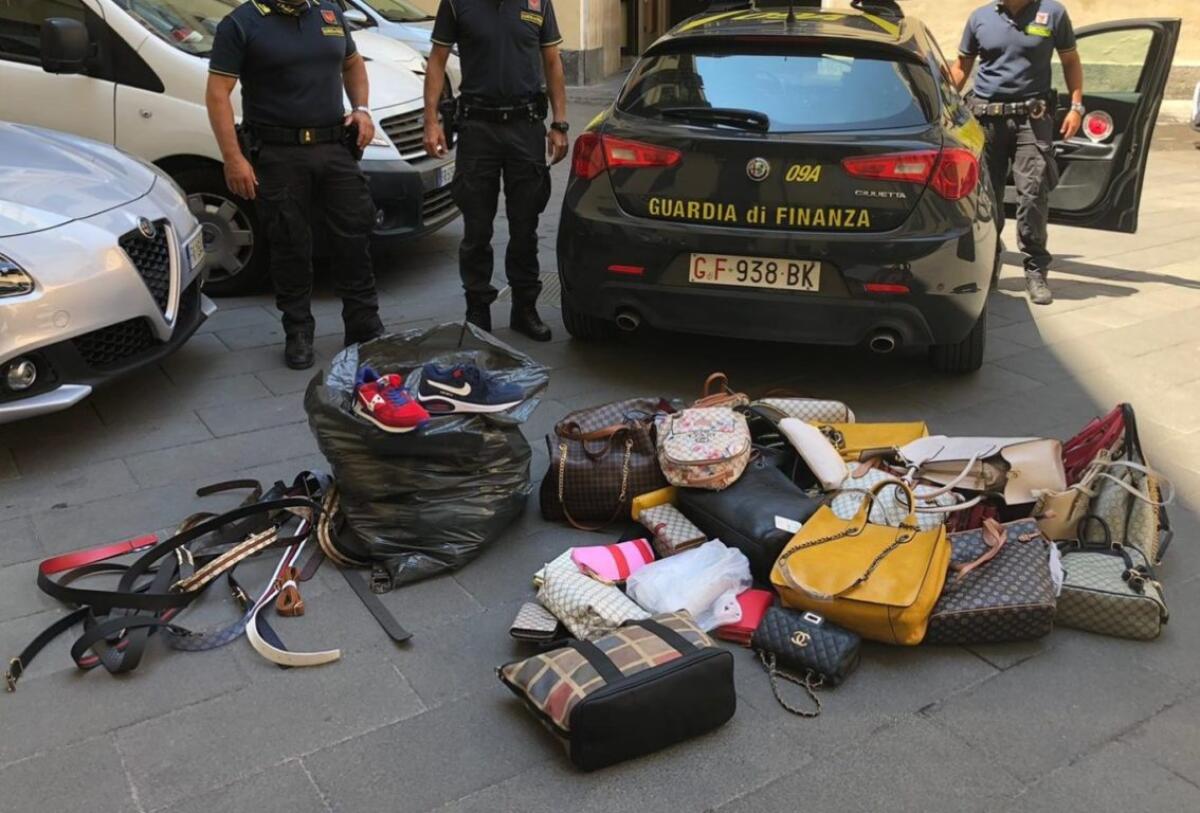 CATANIA, TRECENTO CAPI CONTRAFFATTI SEQUESTRATI DALLE FIAMME GIALLE - 