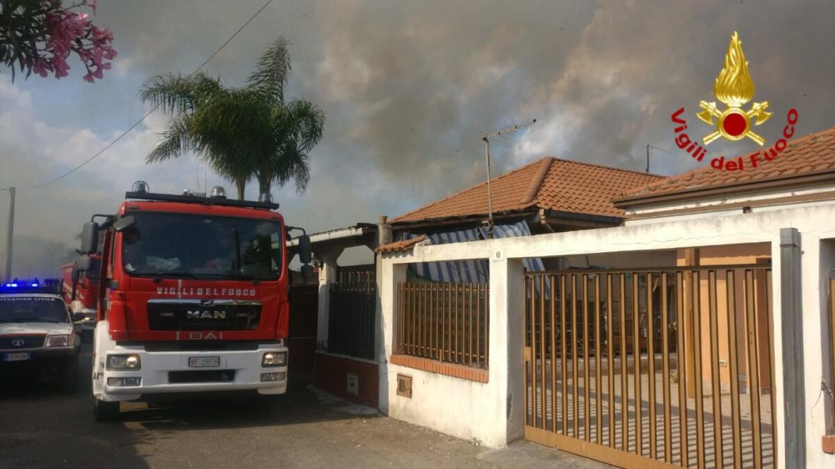 CATANIA, VASTO INCENDIO IN ZONA AEROPORTO - 