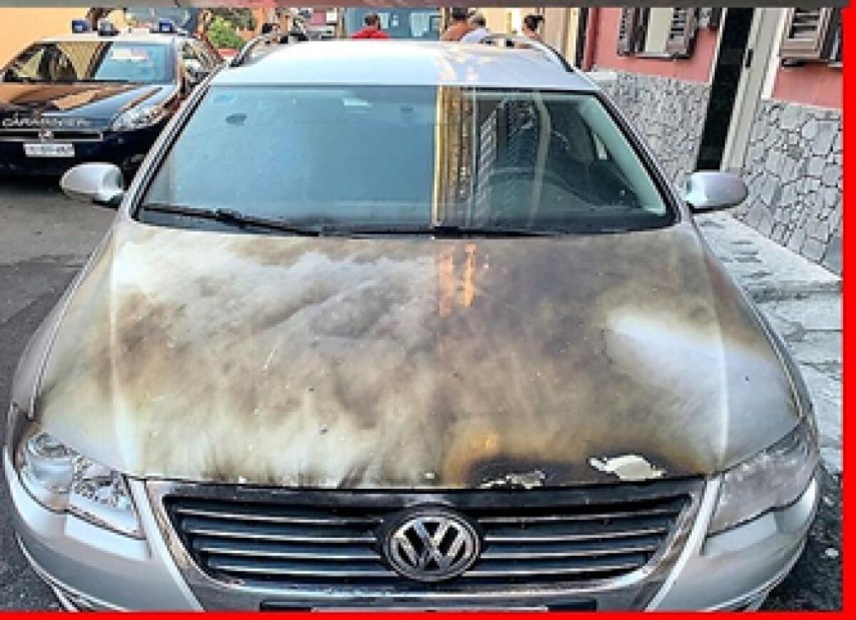 BIANCAVILLA: LA FIDANZATA LO LASCIA, MA LUI NON SI RASSEGNA E DÀ FUOCO ALLA SUA AUTO - 