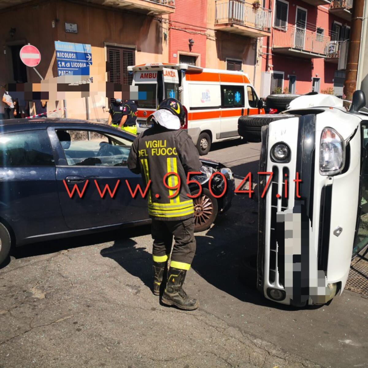 BELPASSO. SCONTRO TRA AUTO: TRA I FERITI ANCHE UNA BAMBINA - 