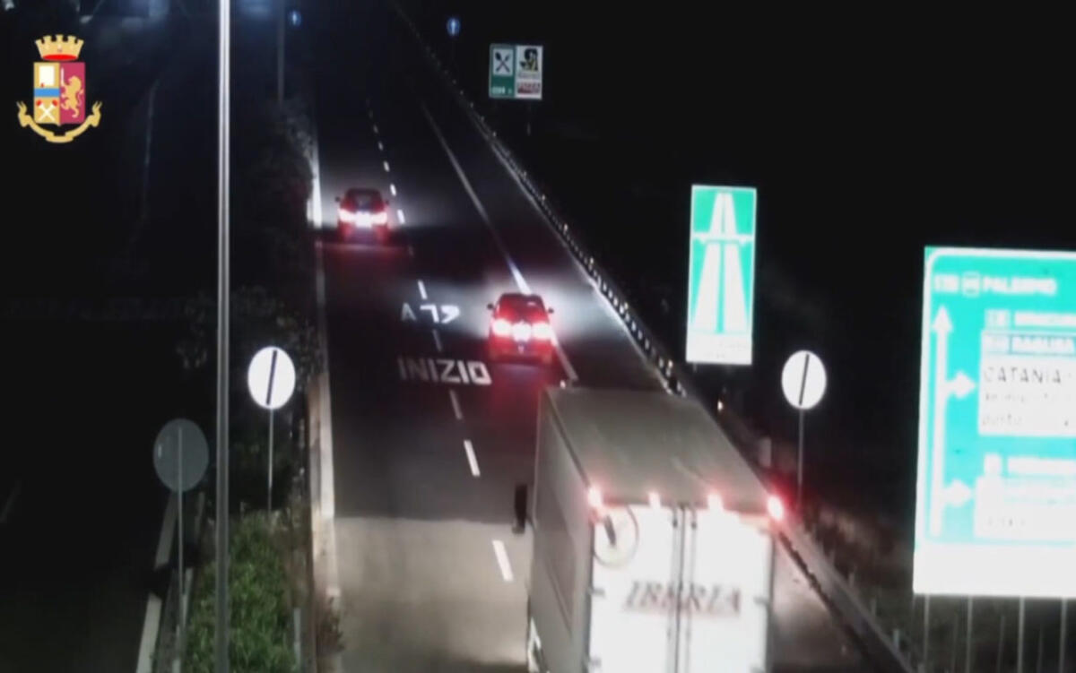 A19,   GARE CLANDESTINE A 260 KM/H IN AUTOSTRADA A19 CON PIÙ DI 100 AUTO COINVOLTE E SPETTATORI - 