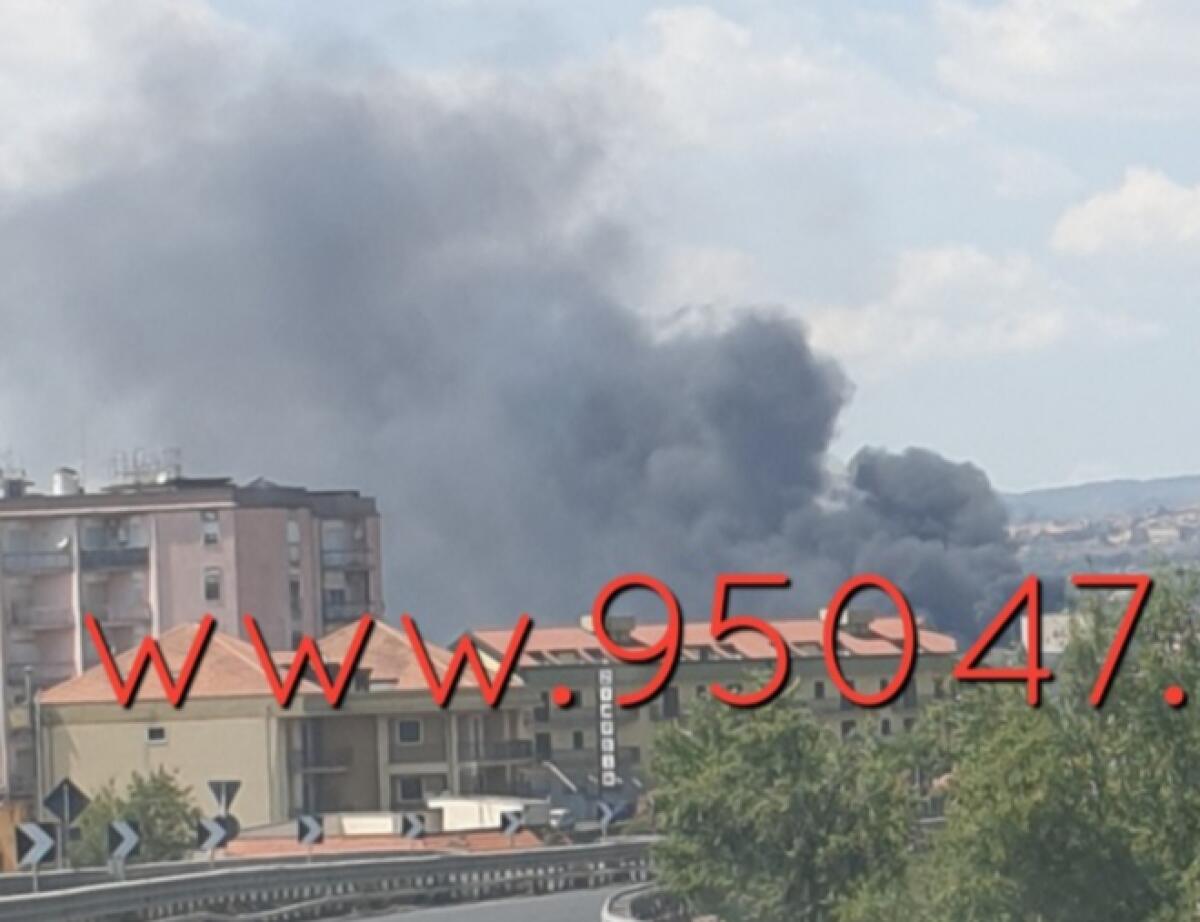 INCENDIO NEI PRESSI DELLA VIA MONGIBELLO, DENSA NUBE NERA  VISIBILE DALLA SUPERSTRADA - 
