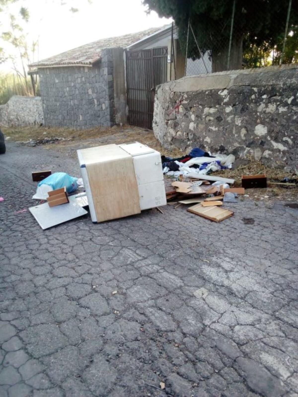 LA SEGNALAZIONE DI UN LETTORE: "SPAZZATURA ABBANDONATA CONTINUAMENTE IN ZONA SAN MARCO " - 