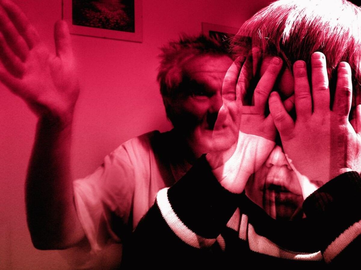 ADRANO, BOTTE ALLA MADRE PERCHÉ NON PUÒ PREPARARE IL PRANZO - 