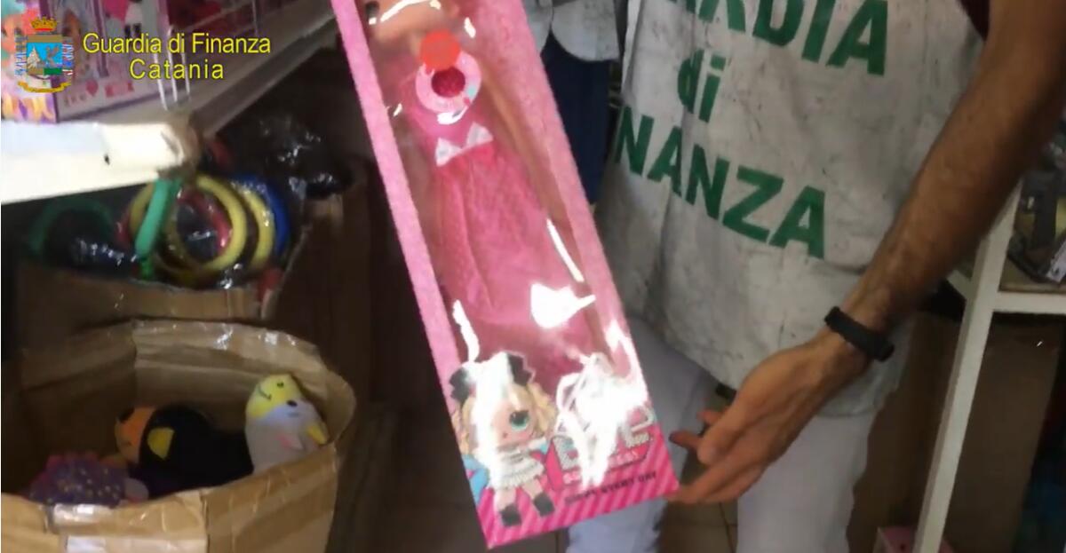 CATANIA: SEQUESTRATI OLTRE 12MILA TRA GIOCATTOLI E DISPOSITIVI MEDICI CONTRAFFATTI. DENUNCIATA UNA DONNA - 