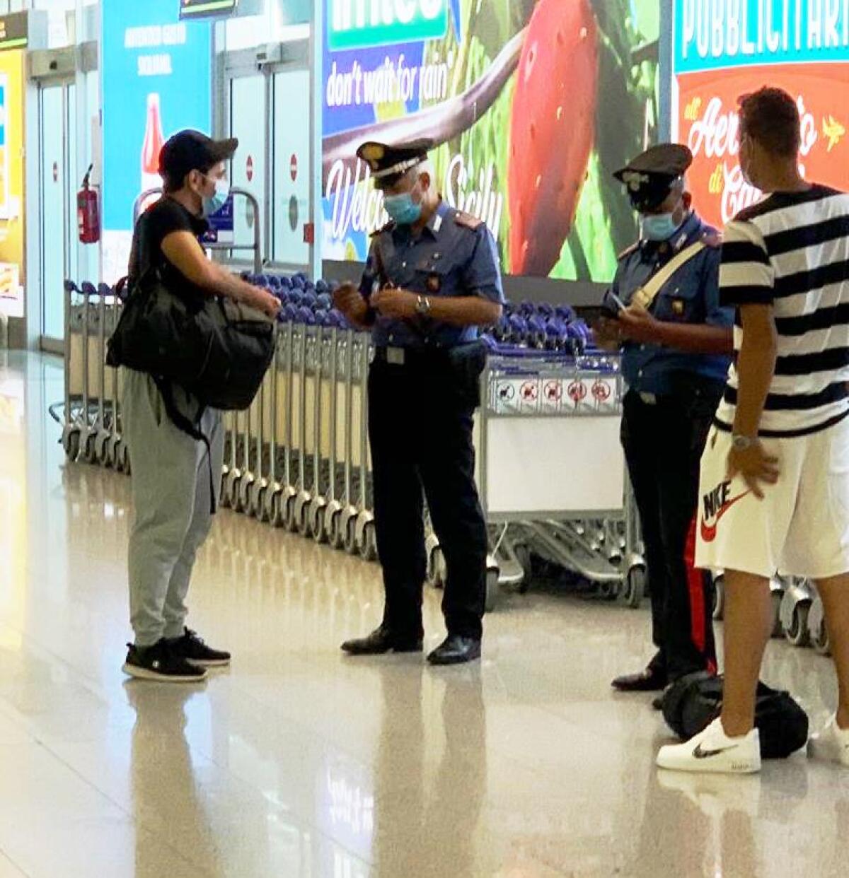 CATANIA. RUBA UN TROLLEY AL RITIRO BAGAGLI DELL’AEROPORTO: DENUNCIATA UNA 60ENNE - 