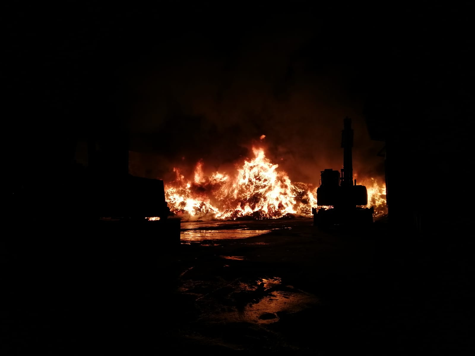 GROSSO INCENDIO IN UNA DITTA DI SMALTIMENTO RIFIUTI INDUSTRIALI NELLA NOTTE