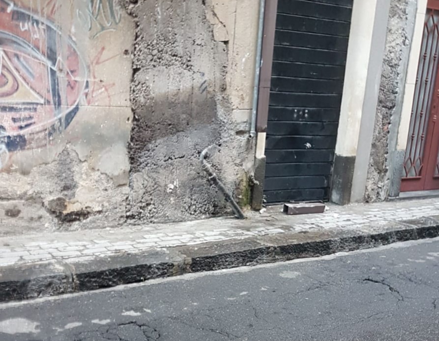 PATERNO: AUTO ROMPE TUBO DEL GAS,INTERVENGONO VVF E CC – LE FOTO