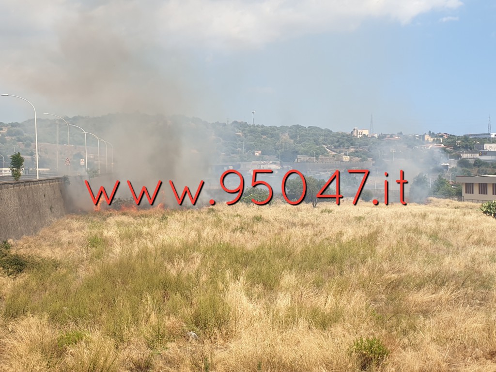 PATERNÒ: VASTO INCENDIO DI STERPAGLIE VICINO AL CORSO ITALIA