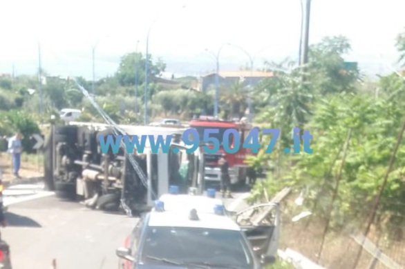 AUTOARTICOLATO SI RIBALTA A SAN GREGORIO