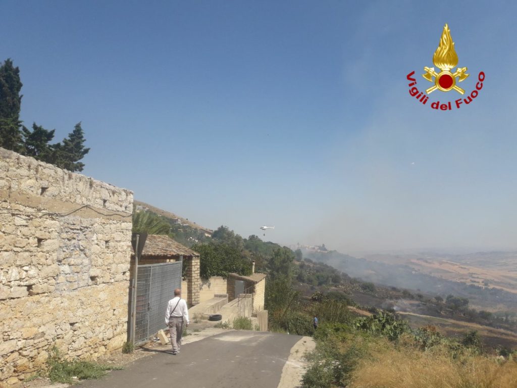PATERNÒ, VASTO INCENDIO IN CONTRADA PERGOLA: IN AZIONE CANADAIR,  EVACUATE ALCUNE ABITAZIONI
