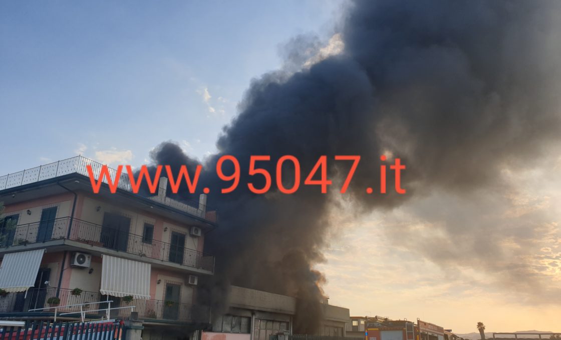 PATERNO': INCENDIO IN UN MAGAZZINO