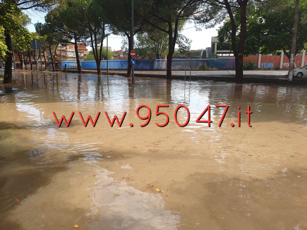 PATERNO': FORTE NUBIFRAGIO STRADE "INVASE" DALL'ACQUA E DANNI