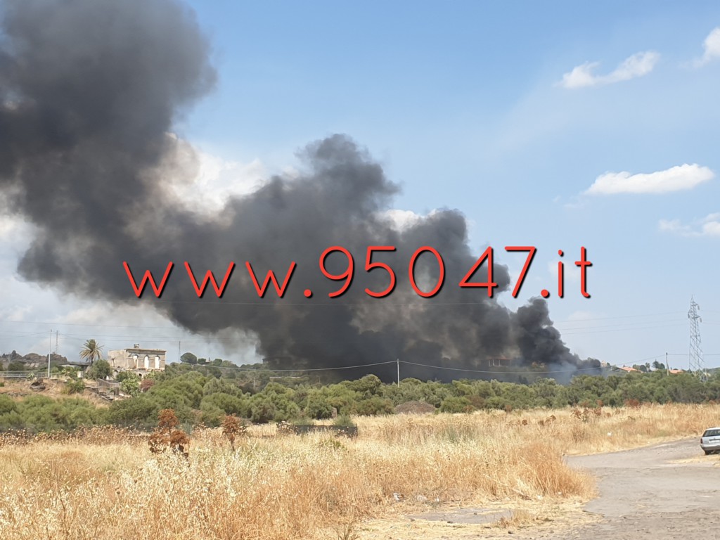 INCENDIO NEI PRESSI DELLA VIA MONGIBELLO, DENSA NUBE NERA  VISIBILE DALLA SUPERSTRADA