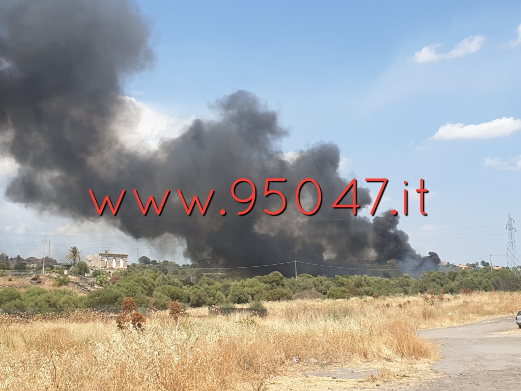 INCENDIO NEI PRESSI DELLA VIA MONGIBELLO, DENSA NUBE NERA  VISIBILE DALLA SUPERSTRADA
