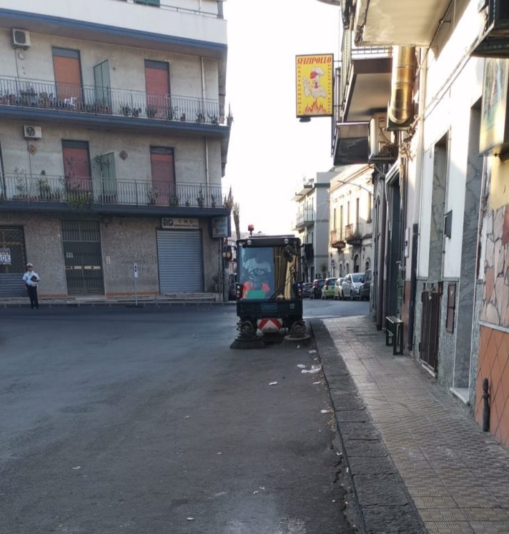 PATERNO’. PULIZIA STRADE, DIVIETI IGNORATI: VENTI MULTE E QUATTRO RIMOZIONI