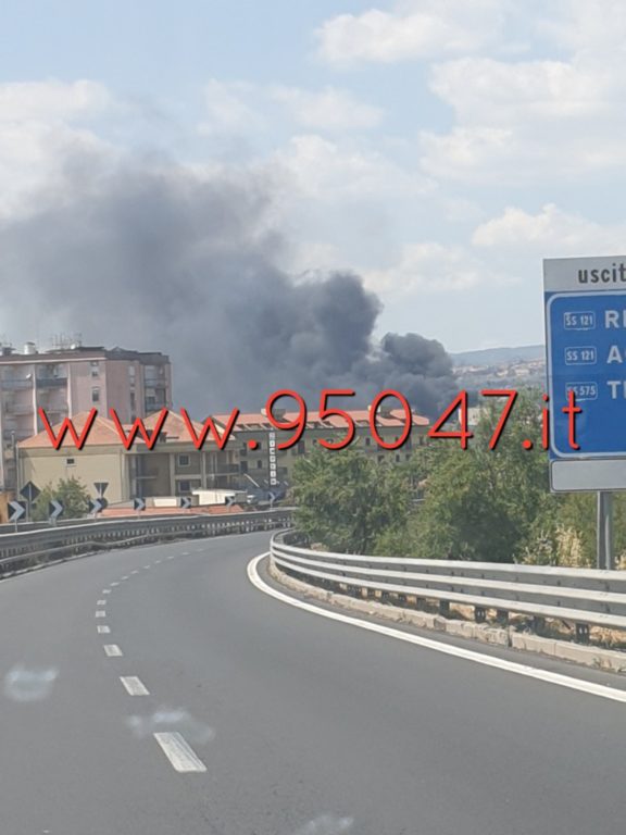 INCENDIO NEI PRESSI DELLA VIA MONGIBELLO, DENSA NUBE NERA  VISIBILE DALLA SUPERSTRADA