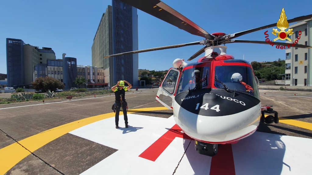 VVF RECUPERANO ESCURSIONISTA CON MALORE SULL'ETNA CON L’ELICOTTERO E LO PORTANO AL CANNIZZARO