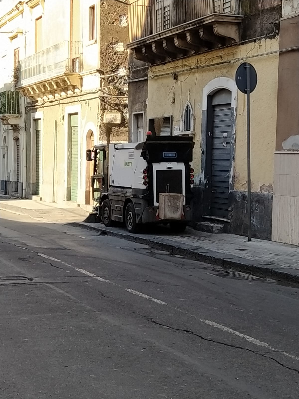 PATERNO’. PULIZIA STRADE, DIVIETI IGNORATI: DICIOTTO MULTE E CINQUE RIMOZIONI