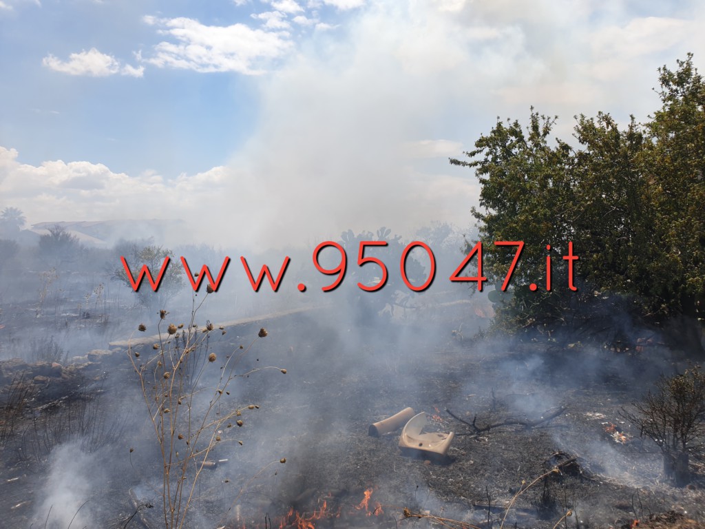 INCENDIO IN CONTRADA GIACONIA: STERPAGLIE IN FIAMME, PAURA PER LE ABITAZIONI